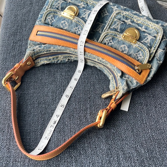 Louis Vuitton
Monogram Denim Baggy with additional crossbody strap. - Picture 7 of 17